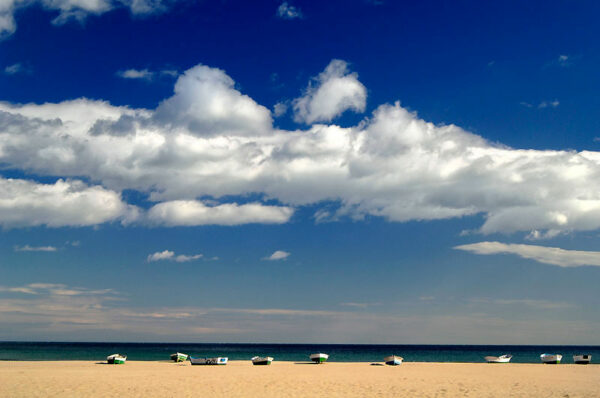 Sur la plage, les barques